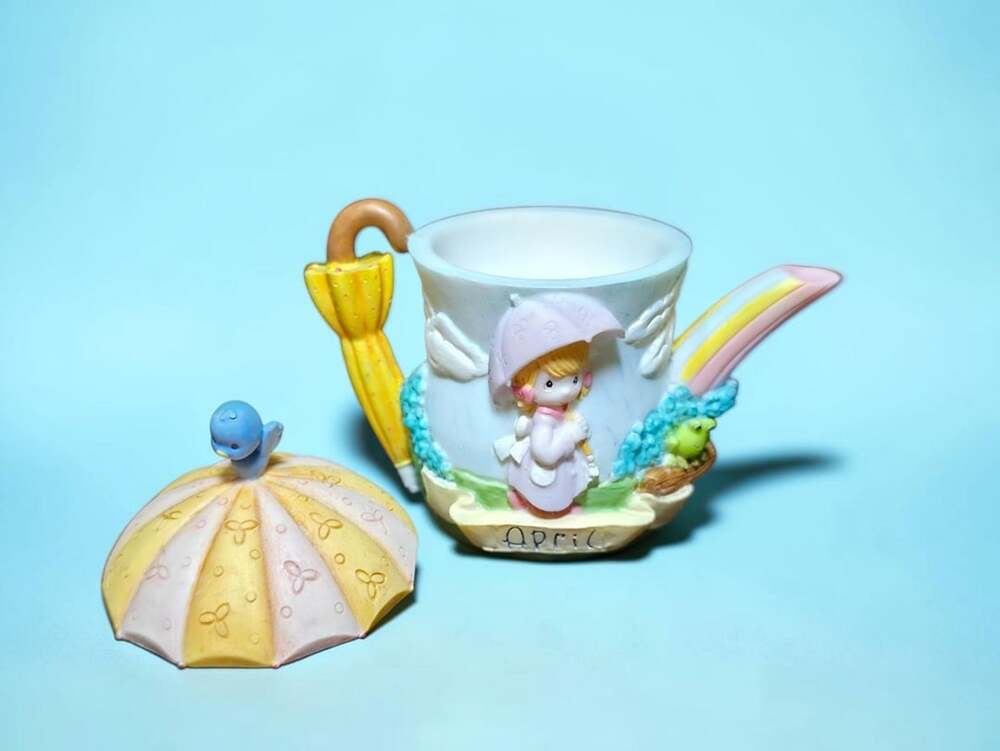 Precious Moments Mini Teapot April 1999 Figurine with Umbrella Lid